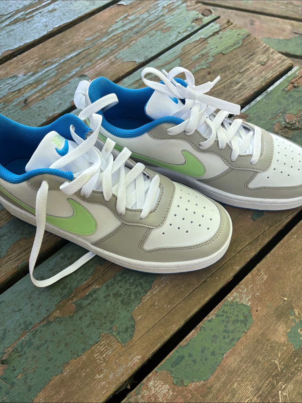 Nike Kids Low-Top Sneakers in White, Light Gray & Lime with Blue Lining